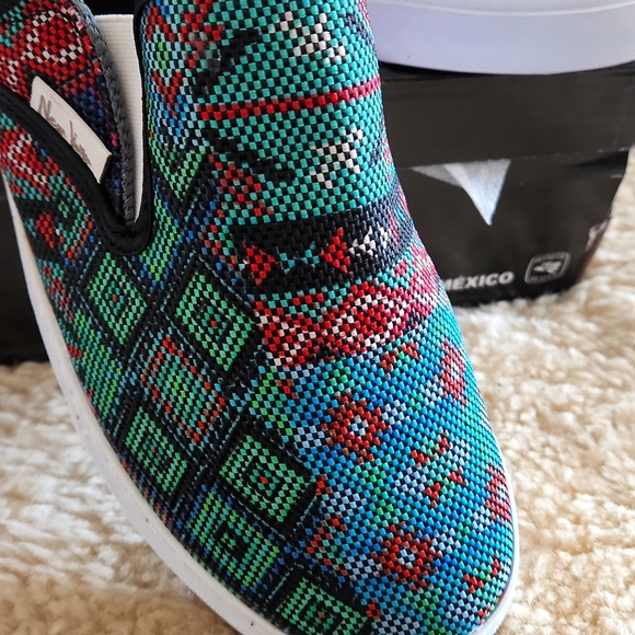 NWT IOB Vintage Women's Textura Rojo Slip-on Sneakers - Picture 2 of 13